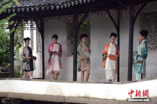 美女旗袍走秀拙政園 展融合之美 美女旗袍走秀拙政園 展融合之美
