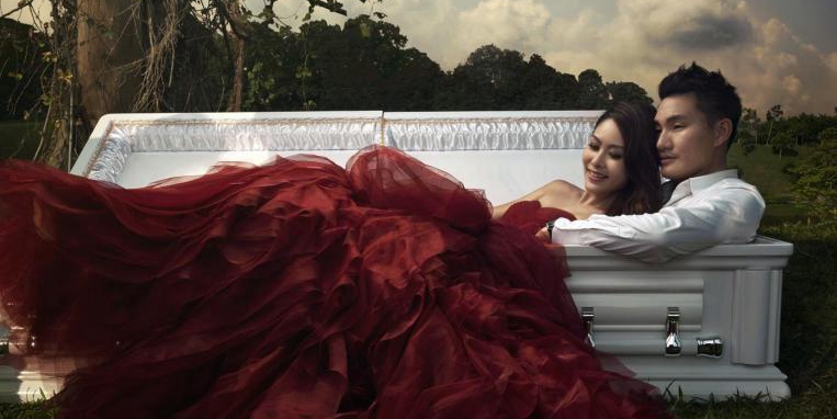 新加坡準夫婦拍攝棺材主題婚紗照 新加坡準夫婦拍攝棺材主題婚紗照