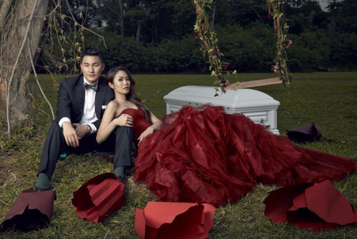 新加坡準夫婦拍攝棺材主題婚紗照 新加坡準夫婦拍攝棺材主題婚紗照