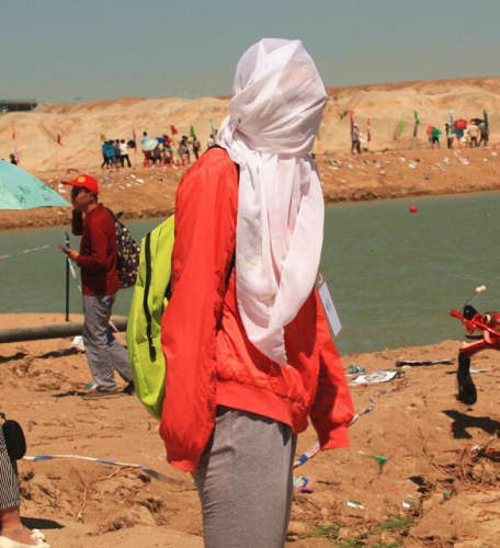 新疆高溫 沙子烤熟雞蛋交警鞋底 新疆高溫 沙子烤熟雞蛋交警鞋底