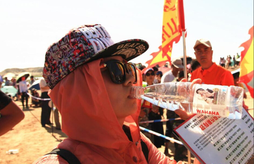 新疆高溫 沙子烤熟雞蛋交警鞋底 新疆高溫 沙子烤熟雞蛋交警鞋底