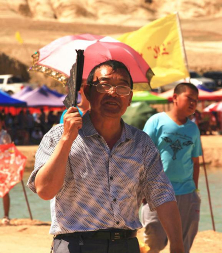 新疆高溫 沙子烤熟雞蛋交警鞋底 新疆高溫 沙子烤熟雞蛋交警鞋底