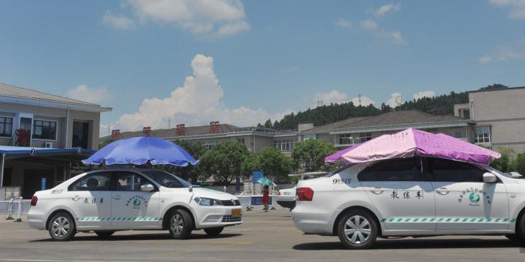 杭州一駕?，F(xiàn)遮陽新招 教練車車頂撐傘