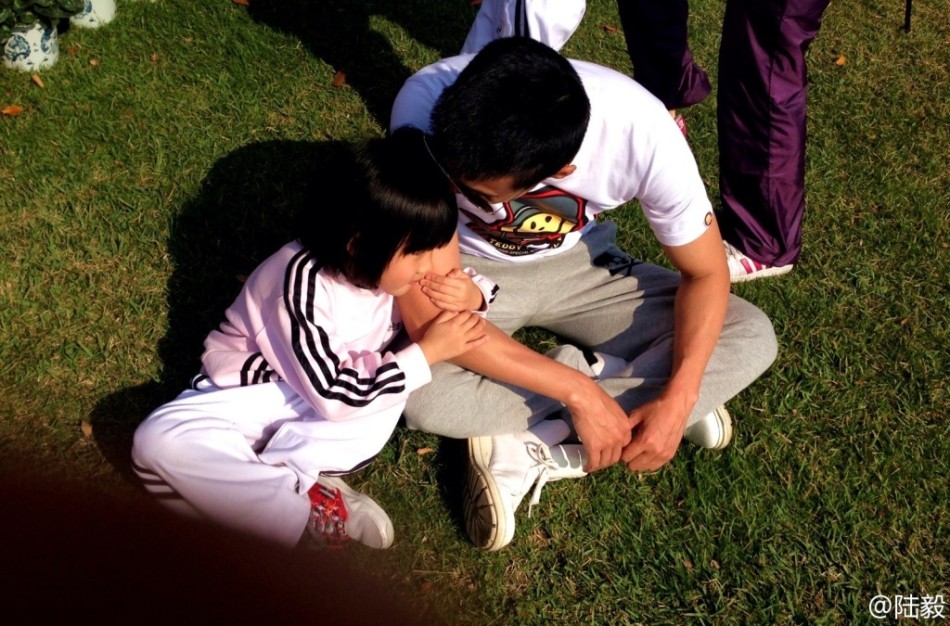 陸毅攜女參加親子運動會同做游戲