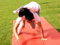 陸毅攜女參加親子運動會同做游戲