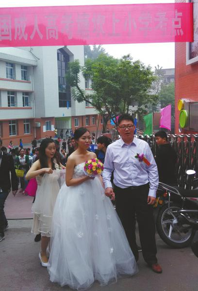 新郎向剛考完試的新娘送上鮮花。