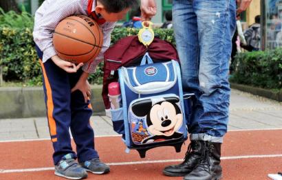 10月28日，記者對(duì)成都市某小學(xué)學(xué)生的書包進(jìn)行稱重，該學(xué)生書包的重量為7.8公斤