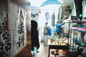 寢室門上的招貼表達了學生們的愿望，其實不逃課、少逃課才是不掛科的保證