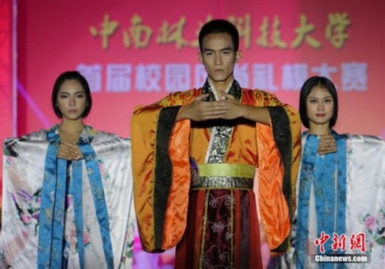 校花校草同臺(tái)示范中華禮儀 展現(xiàn)漢服風(fēng)采