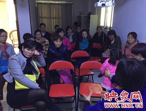 閆老師在和家長(zhǎng)互動(dòng)交流 閆老師在和家長(zhǎng)互動(dòng)交流