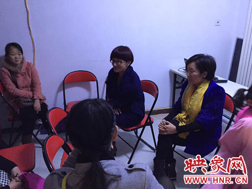 閆道平老師和助理老師在解答家長(zhǎng)朋友的疑惑 閆道平老師和助理老師在解答家長(zhǎng)朋友的疑惑