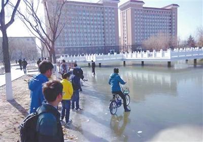 南方的孩子不理解北方的寒冷，這冰厚得，嚇尿了！ @顏遠(yuǎn)鋒