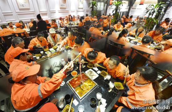 火鍋店閉門謝客 專門宴請180位環(huán)衛(wèi)工 火鍋店閉門謝客 專門宴請180位環(huán)衛(wèi)工