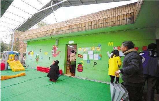 因為怕裝修后的氣味影響孩子的健康，包括小葉在內(nèi)，很多家長找到園方，要求換教室.