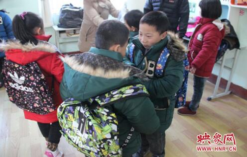 看，咱們的衣服一樣