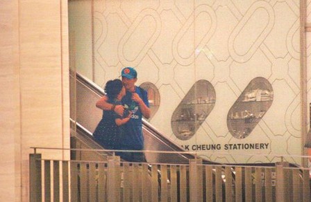 林憶蓮與小男友逛街吃飯，當(dāng)街摟抱親熱熱情如火。