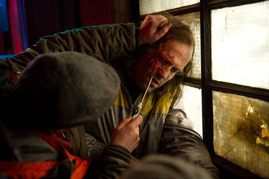 街頭圍毆，硬漢被困