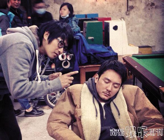 導(dǎo)演在認(rèn)真給演員說戲，演員聽得也很認(rèn)真。