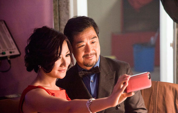 在主持晚會(huì)期間，張國立還與同場的女主持自拍合影。