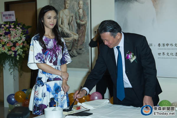 湯唯出席父親湯余銘的“世界文化遺產(chǎn)繪畫展”站臺 湯唯出席父親湯余銘的“世界文化遺產(chǎn)繪畫展”站臺