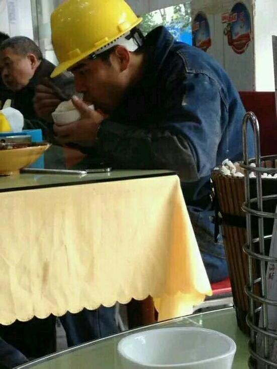 網(wǎng)友調(diào)侃：周周，慢點吃