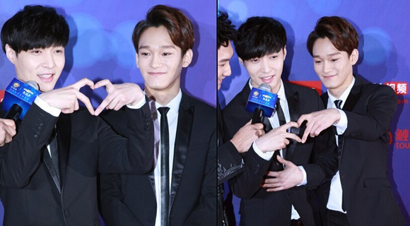 EXO成員張藝興和金鐘大作為代表上臺領(lǐng)獎，最受歡迎組合獎也是實至名歸。