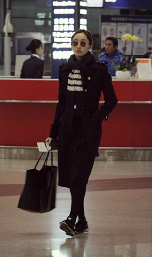 蔣夢婕獨(dú)自現(xiàn)身機(jī)場