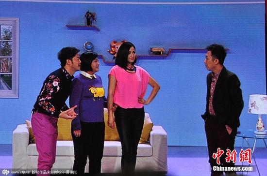 2015年2月18日晚8時(shí)，2015央視羊年春晚準(zhǔn)時(shí)開播，各路明星大腕齊聚一臺向觀眾展示了一場奢華的