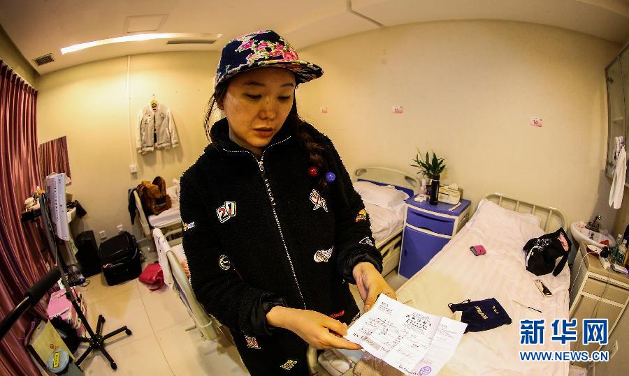 赴韓整形失敗者陳怡麗向記者展示醫(yī)療事故鑒定（4月8日攝）。