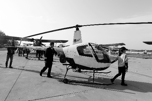 選拔賽現(xiàn)場(chǎng)，選手們正入場(chǎng)表演 記者 鄧萬里/攝