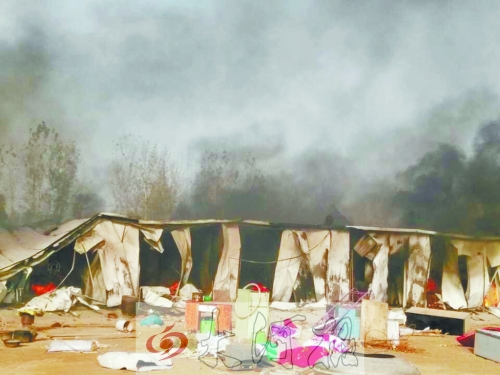 火勢蔓延前村民從屋內(nèi)搬出的冰箱、桌子等物品