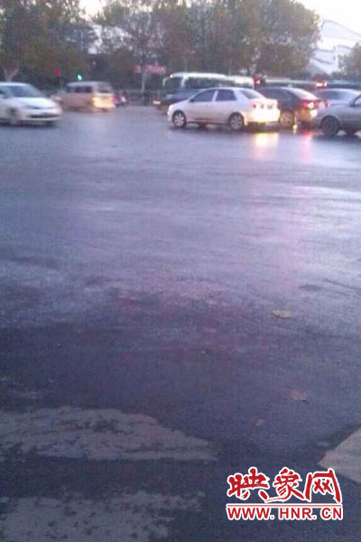 中原路與嵩山路交匯處路面因灑水結(jié)冰。（圖片來自網(wǎng)絡(luò)）