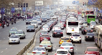 昨天下午，擁擠的花園路。 鄭州晚報記者 馬健 圖