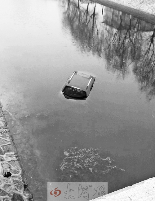 車(chē)體大部分沒(méi)入水中
