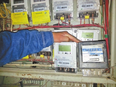 　跟智能電表（左）相比，老式機(jī)械電表（右）就像個(gè)“老古董”。