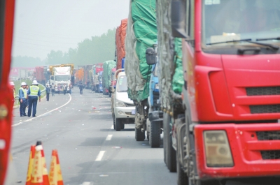 大霧致寧洛高速周口段多輛車被撞 擁堵3公里 大霧致寧洛高速周口段多輛車被撞 擁堵3公里