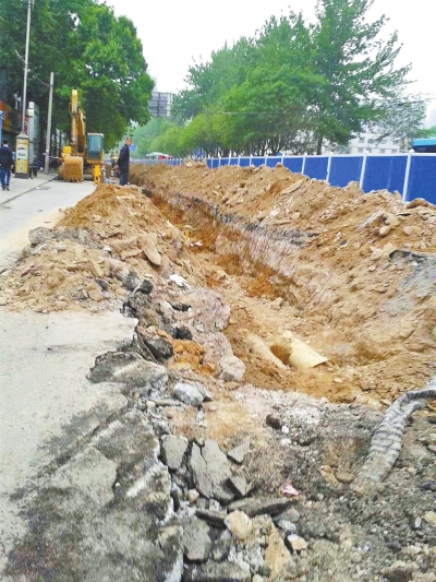 文化路大修改造工程，目前西半幅圍擋已基本鋪設(shè)到位。