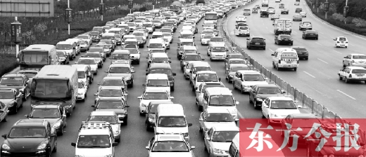 21日，鄭州市中州大道，大量擁堵的汽車將寬寬的道路變成“停車場”