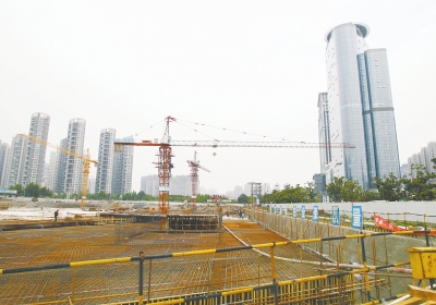 中州大道與金水東路東北角，正在建一座大型停車場。