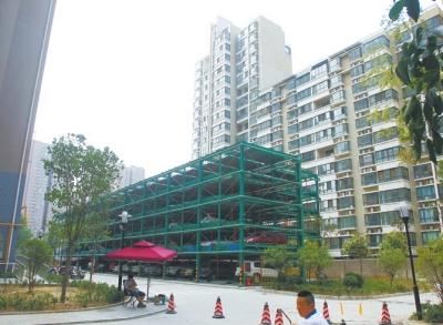 商城路與英協(xié)路交叉口附近的濱河綠苑小區(qū)內(nèi)，剛剛建好一個立體停車場。