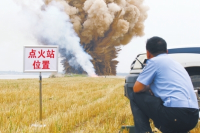 民警點(diǎn)火，引爆爆炸物品。