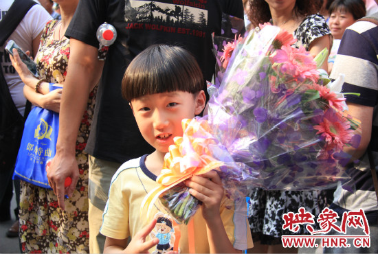 杜澤一直在考點門口等待表姐走出考場。