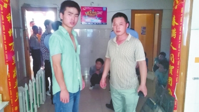 在吳文舉老師的幫助下，王強(qiáng)強(qiáng)（左）從傳銷窩點(diǎn)成功脫險(xiǎn)。