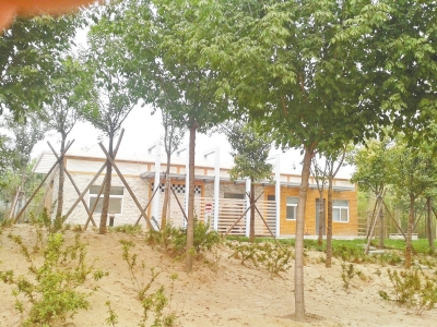 南三環(huán)上的一處公廁掩映在綠樹間，也鎖著門