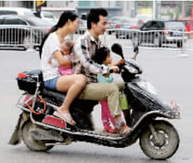 帶著孩子騎電動(dòng)車，安全一定要放在第一位。