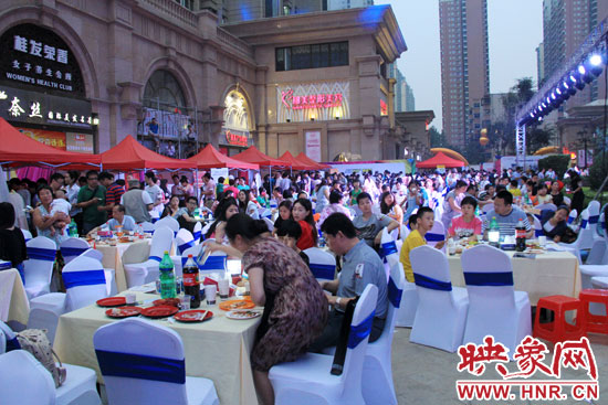 活動場面火爆,600多人免費大聚餐。