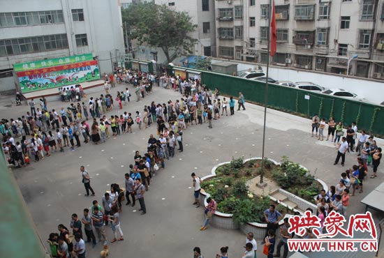 報名現(xiàn)場從一大早便已排起了長龍。