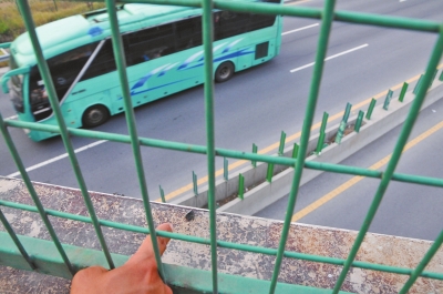 事發(fā)現(xiàn)場的橋梁護(hù)欄上,還留有疑似肇事瀝青塊的碎片。