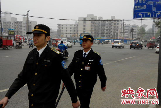 每天，老王的工作就是在火車站附近巡邏