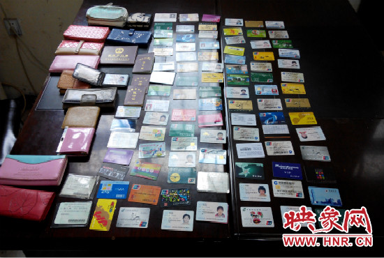 在日常執(zhí)勤當(dāng)中，巡防隊(duì)員經(jīng)常能撿到很多的身份證和銀行卡。